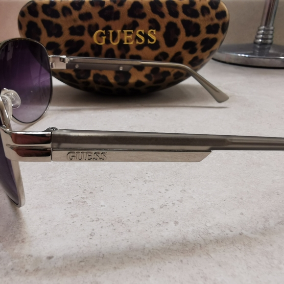 GUESS -- Sunglasses uni-sex - Picture 2 of 3